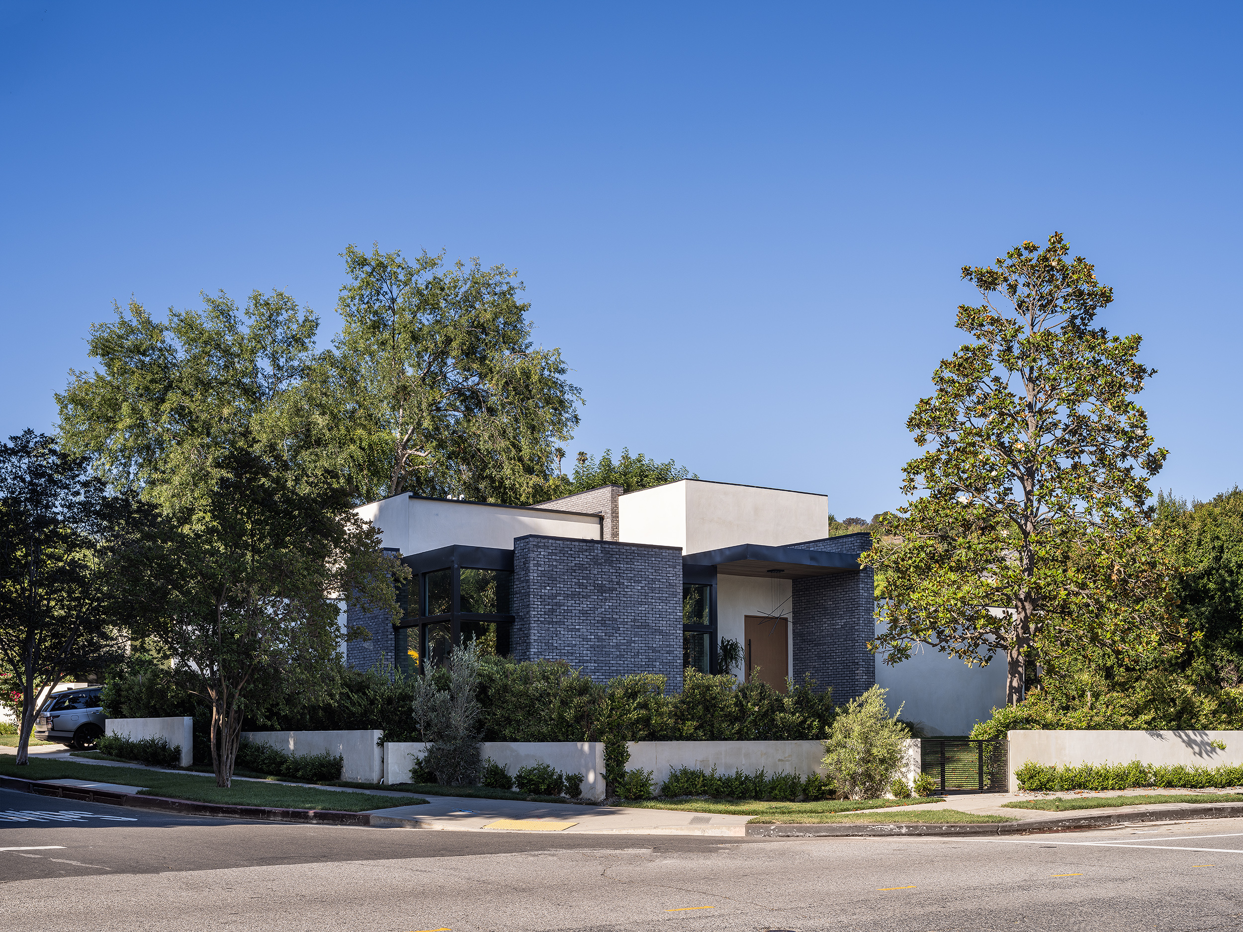 Exterior view of a modern and minimal residential architecture by Sabz Architecture Studio