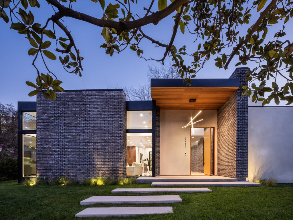 Modern house in Los Angeles with brick and glass volumes